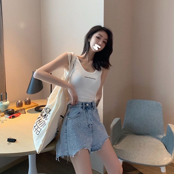 Blugi de damă actuali cu talie înaltă - un model larg