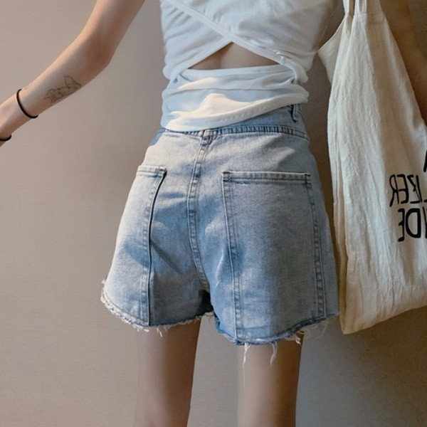 Blugi de damă actuali cu talie înaltă - un model larg