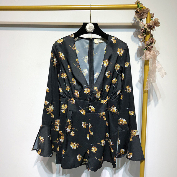 Salopetă cu decolteu în V adânc și mâneci lotus