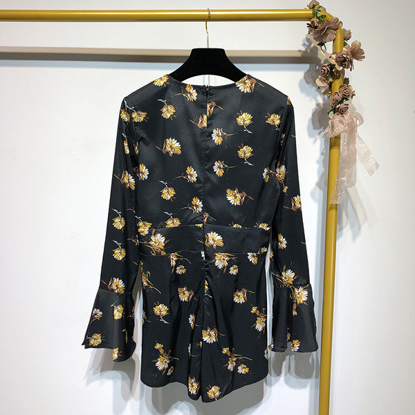 Salopetă cu decolteu în V adânc și mâneci lotus