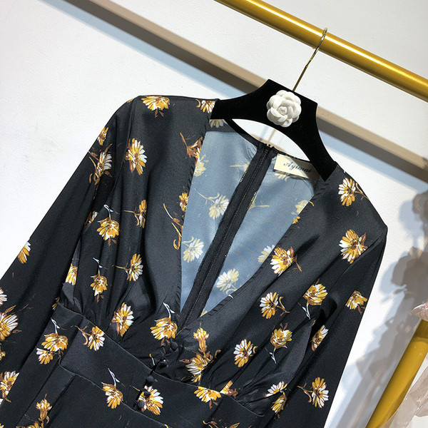 Salopetă cu decolteu în V adânc și mâneci lotus