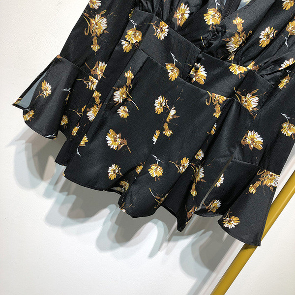 Salopetă cu decolteu în V adânc și mâneci lotus