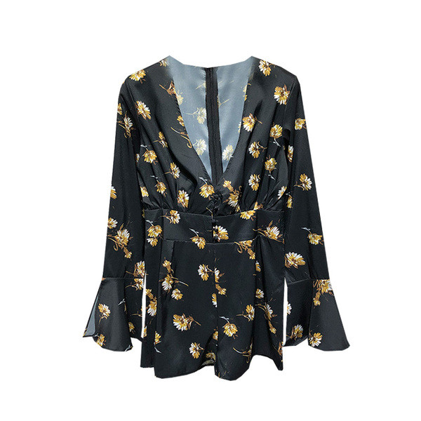 Salopetă cu decolteu în V adânc și mâneci lotus