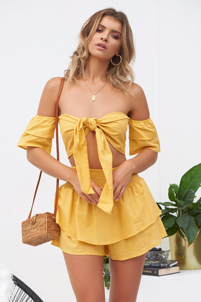 Καλοκαιρινό γυναικείο σετν που περιλαμβάνει μπλούζα και σορτς σε κίτρινο χρώμα