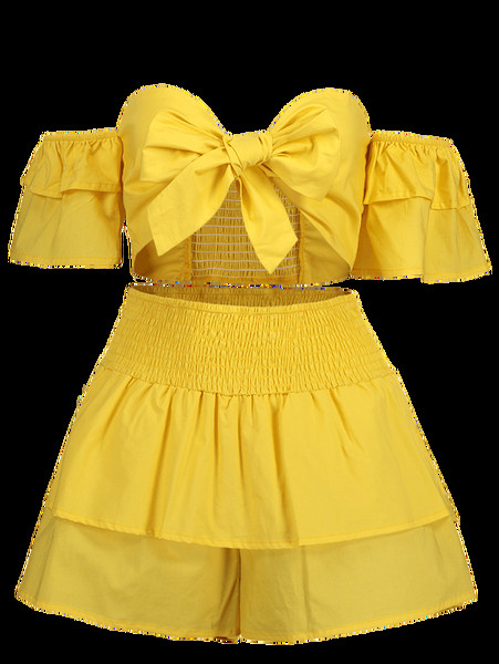 Καλοκαιρινό γυναικείο σετν που περιλαμβάνει μπλούζα και σορτς σε κίτρινο χρώμα