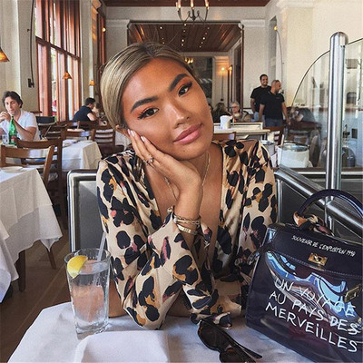 Cămașă elegantă de damă, cu decolteu în V adânc și model animal