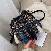 Geanta de dama moderna cu ciucuri in patru culori