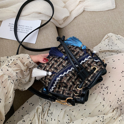 Geanta de dama moderna cu ciucuri in patru culori