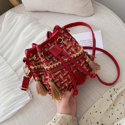 Geanta de dama moderna cu ciucuri in patru culori