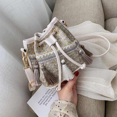 Geanta de dama moderna cu ciucuri in patru culori