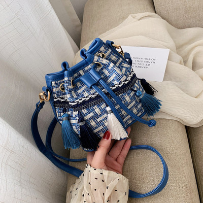 Geanta de dama moderna cu ciucuri in patru culori