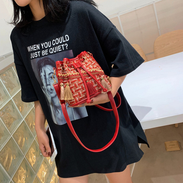 Geanta de dama moderna cu ciucuri in patru culori