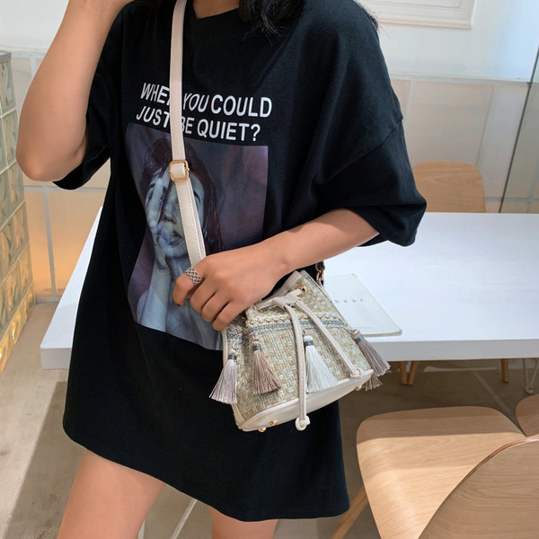 Geanta de dama moderna cu ciucuri in patru culori