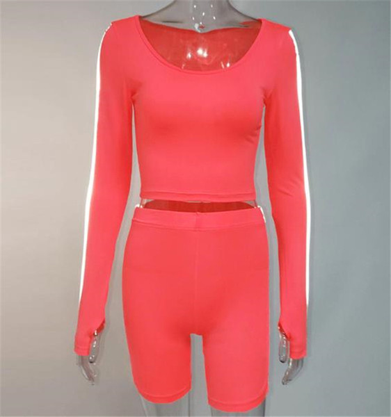 Set sport de damă care include o bluză cu mâneci lungi și pantaloni scurți în două culori