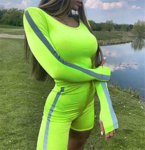 Set sport de damă care include o bluză cu mâneci lungi și pantaloni scurți în două culori