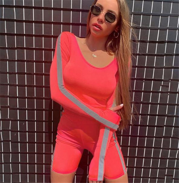 Set sport de damă care include o bluză cu mâneci lungi și pantaloni scurți în două culori