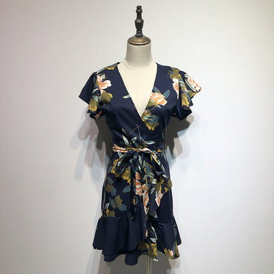 Rochie cu decolteu în V adânc și mâneci lotus scurte cu model floral