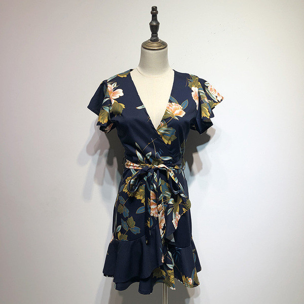 Rochie cu decolteu în V adânc și mâneci lotus scurte cu model floral