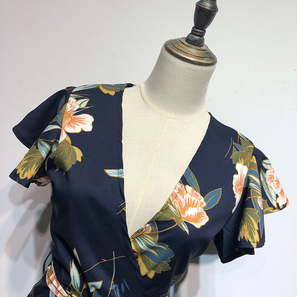 Rochie cu decolteu în V adânc și mâneci lotus scurte cu model floral