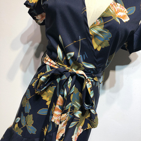 Rochie cu decolteu în V adânc și mâneci lotus scurte cu model floral