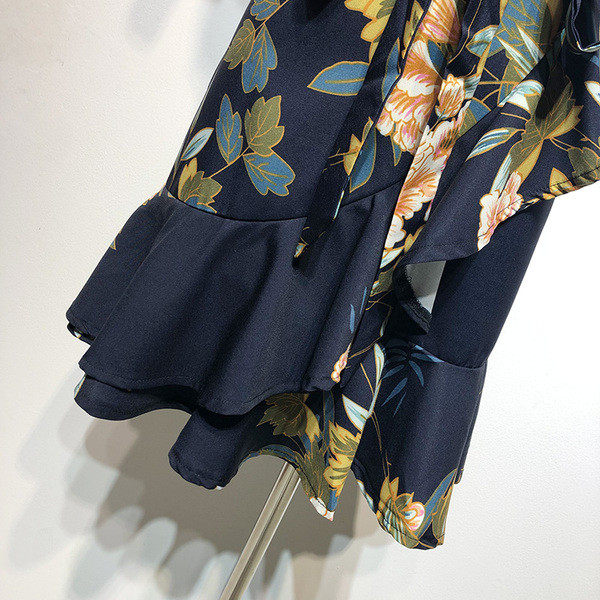 Rochie cu decolteu în V adânc și mâneci lotus scurte cu model floral