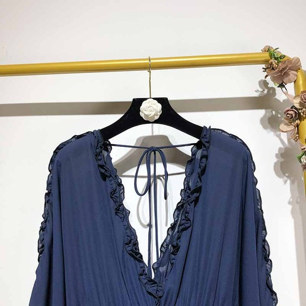 Rochie cu decolteu în V adânc și mâneci lungi în albastru