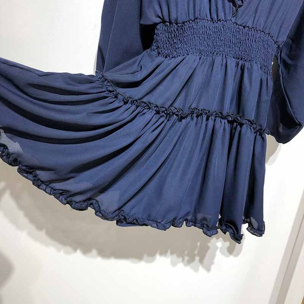 Rochie cu decolteu în V adânc și mâneci lungi în albastru