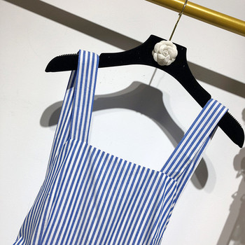 Rochie de damă în dungi, cu decolteu pătrat și bretele