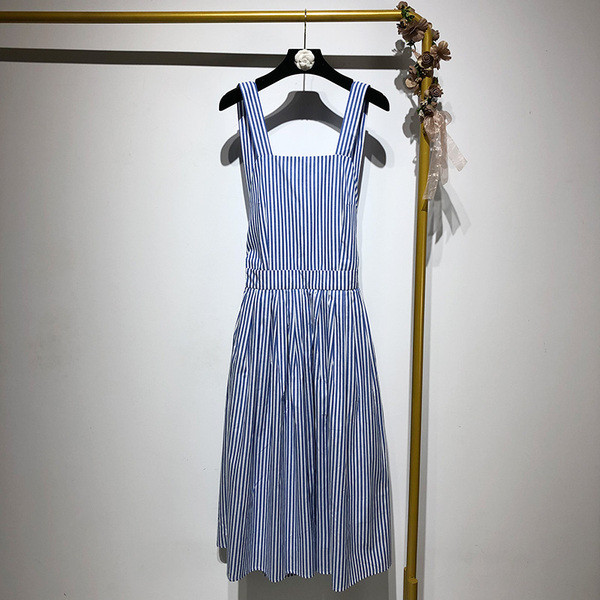 Rochie de damă în dungi, cu decolteu pătrat și bretele