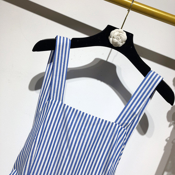 Rochie de damă în dungi, cu decolteu pătrat și bretele