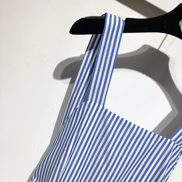 Rochie de damă în dungi, cu decolteu pătrat și bretele