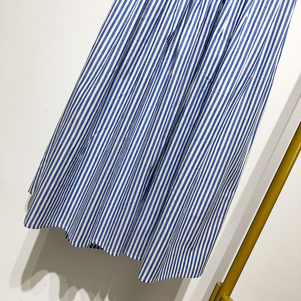 Rochie de damă în dungi, cu decolteu pătrat și bretele