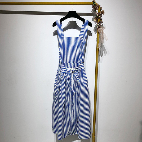 Rochie de damă în dungi, cu decolteu pătrat și bretele