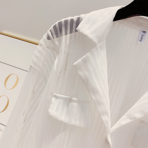 Cămașă de damă cu mâneci lungi și guler alb