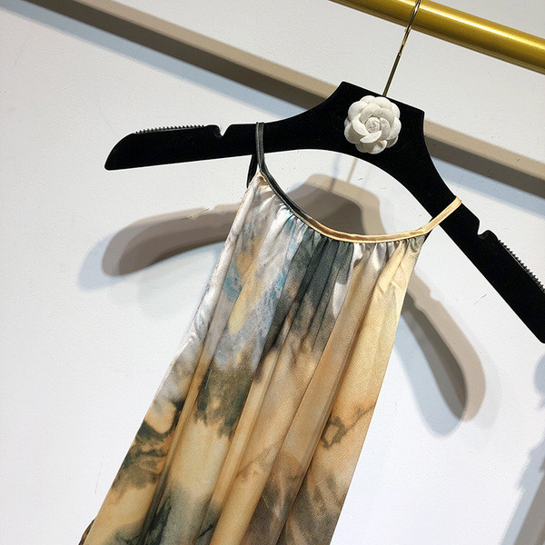 Rochie lunga cu bretele subtiri si spatele gol