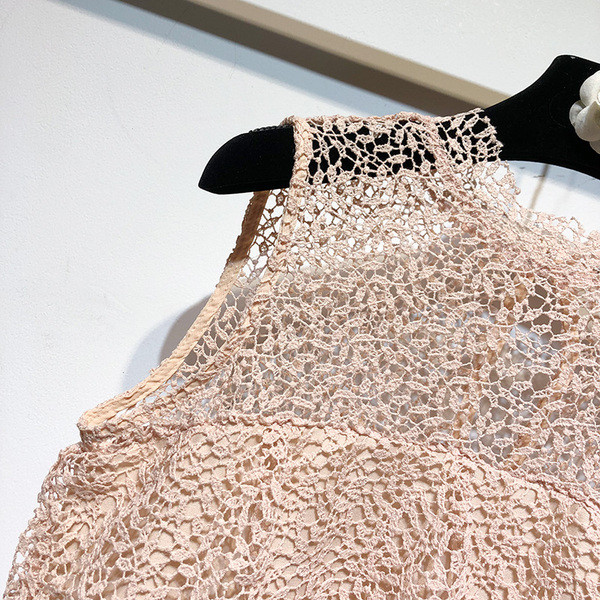 Дантелена дамска рокля в бежов цвят