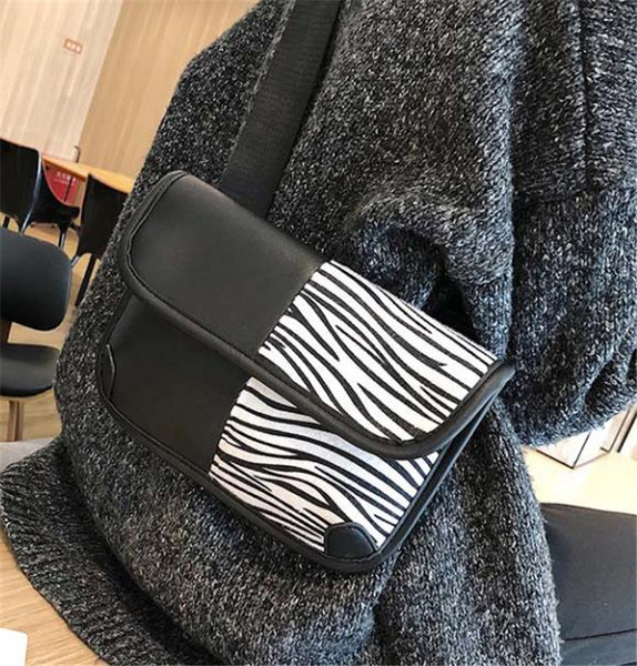 Geanta de dama actuala cu motive animale in doua culori