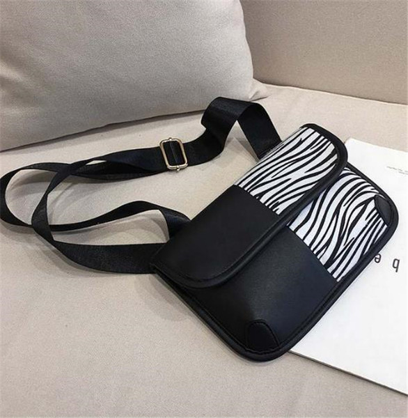 Geanta de dama actuala cu motive animale in doua culori