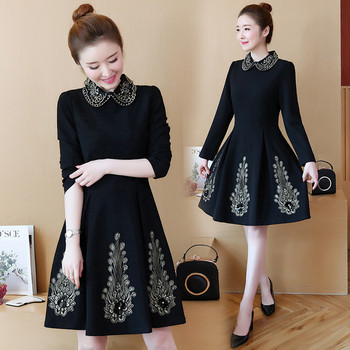 Rochie elegantă de damă în negru și roșu cu broderie