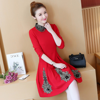 Rochie elegantă de damă în negru și roșu cu broderie