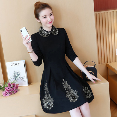 Rochie elegantă de damă în negru și roșu cu broderie