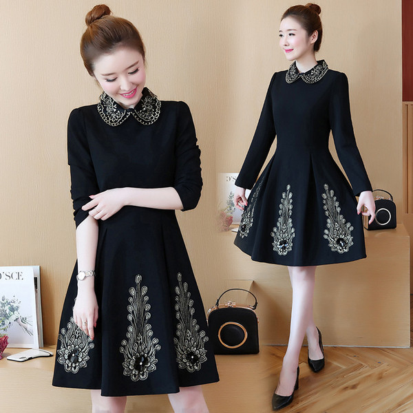 Rochie elegantă de damă în negru și roșu cu broderie