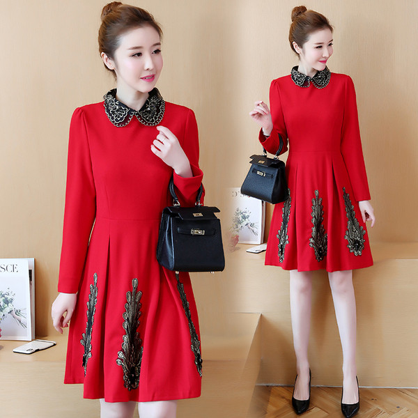 Rochie elegantă de damă în negru și roșu cu broderie