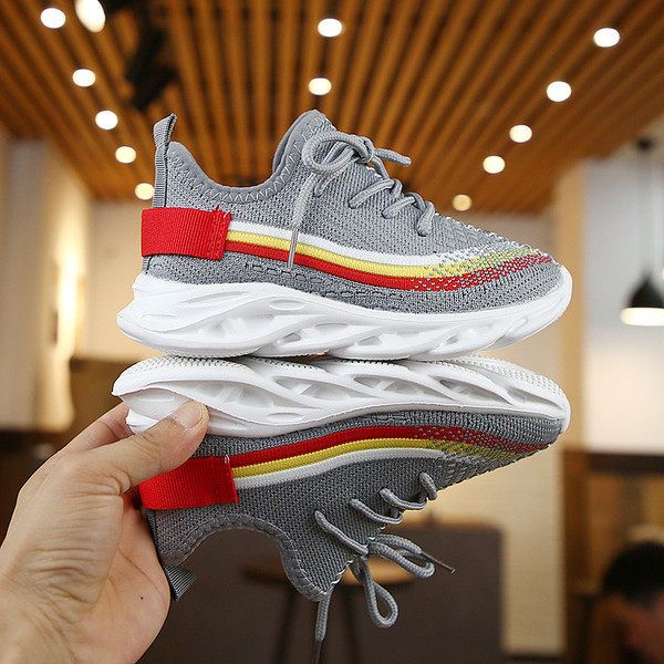 Model nou de adidași pentru copii pentru băieți - în trei culori