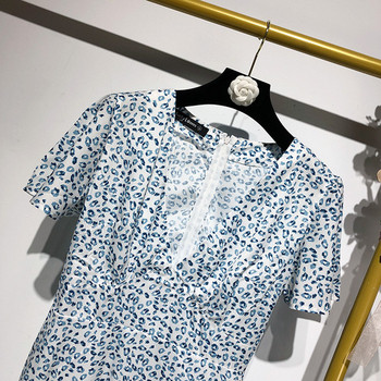 Rochie cu decolteu în V adânc și mâneci scurte