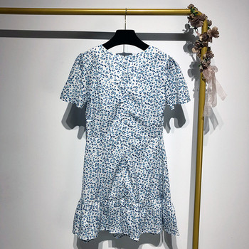 Rochie cu decolteu în V adânc și mâneci scurte