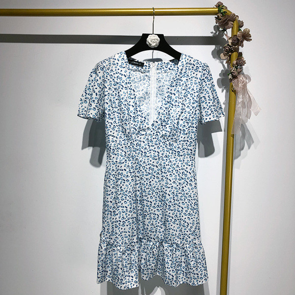 Rochie cu decolteu în V adânc și mâneci scurte