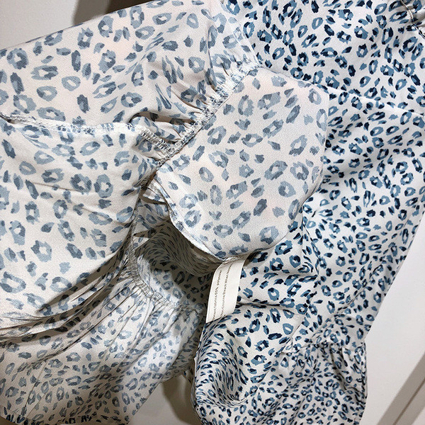 Rochie cu decolteu în V adânc și mâneci scurte