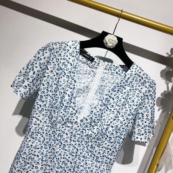 Rochie cu decolteu în V adânc și mâneci scurte