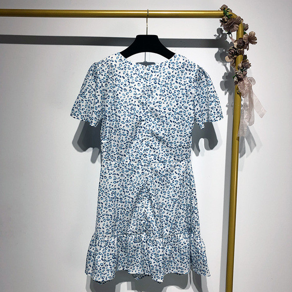 Rochie cu decolteu în V adânc și mâneci scurte